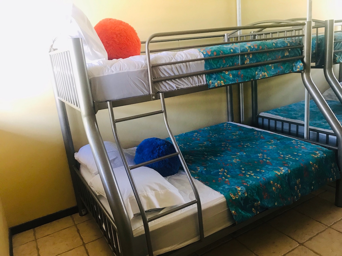 Cama individual sobre cama matrimonial