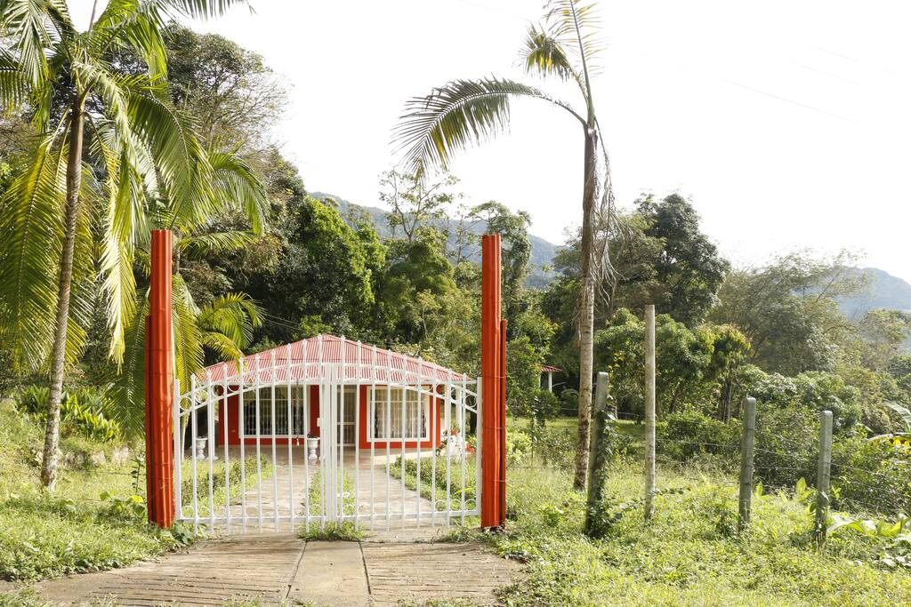 "La estadía en la Finca fue espectacular, el recibimiento fue muy amable, la estadía fue tranquila, siempre rodeada de naturaleza... Un lugar para desconectarse del estrés de la ciudad. Muchas gracias por su hospitalidad" -Catalina, *****