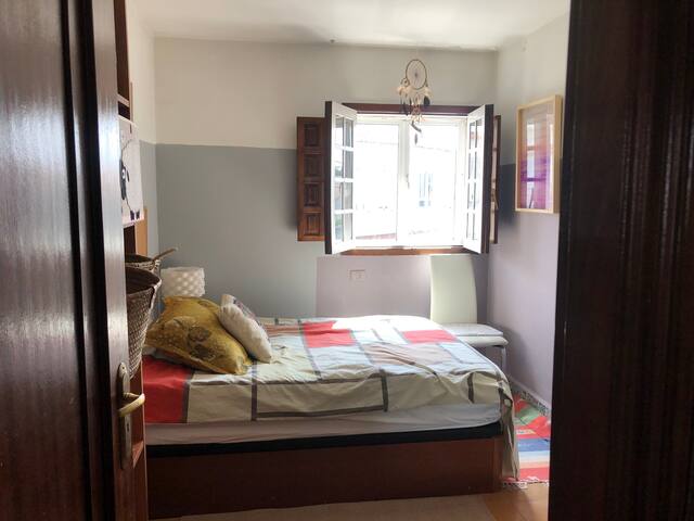 Habitación soleada y acogedora