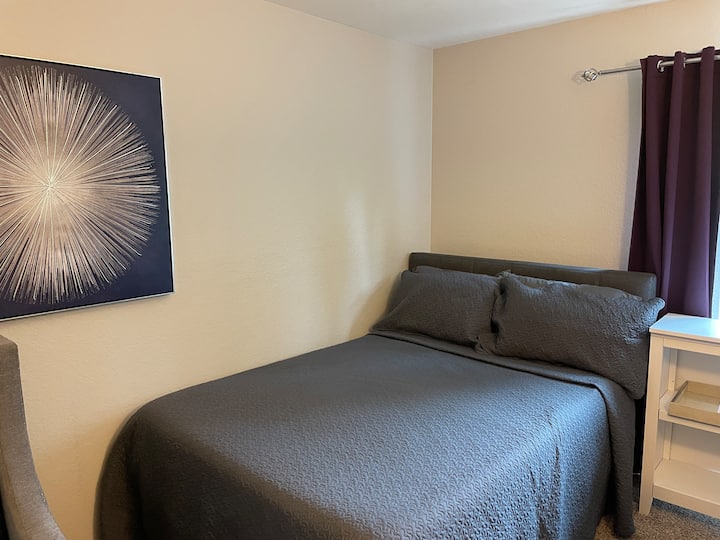 Mostly Unoccupied Home Away from Home/Lake Forest Condominiums for