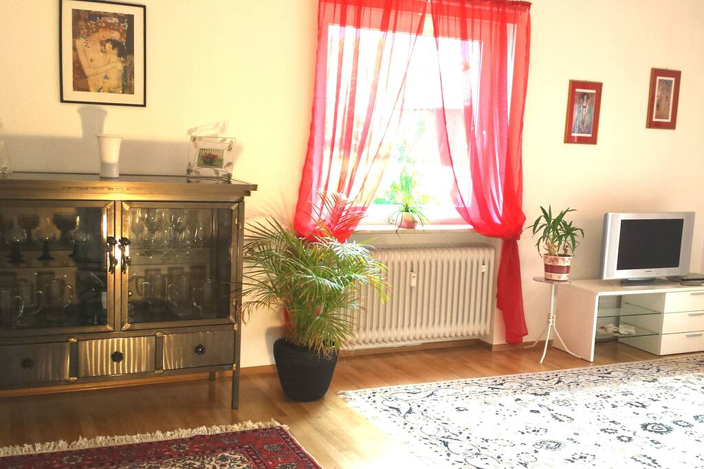 ...die kleine Vitrine mit Gläsern für Wein , a Mass , sowie Fondue - Geschirr
