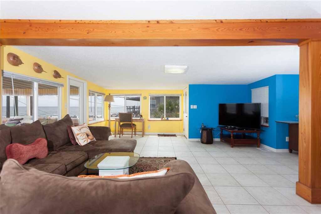 Large and Spacious Living Room - The large living room is a comfortable and soothing place to relax with family and friends. Enj