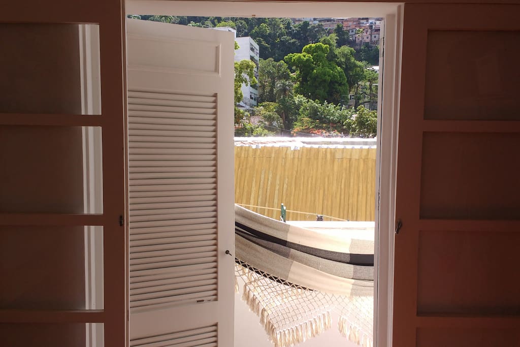 Quarto varanda. Janela, varanda e ar condicionado