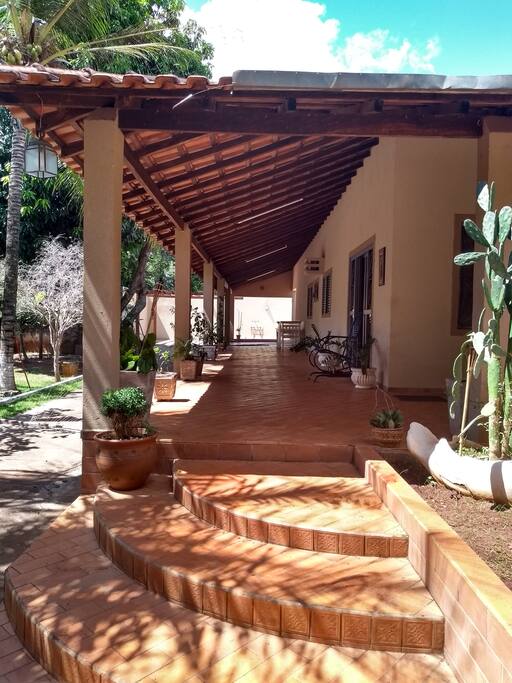 Entrada e garagem.