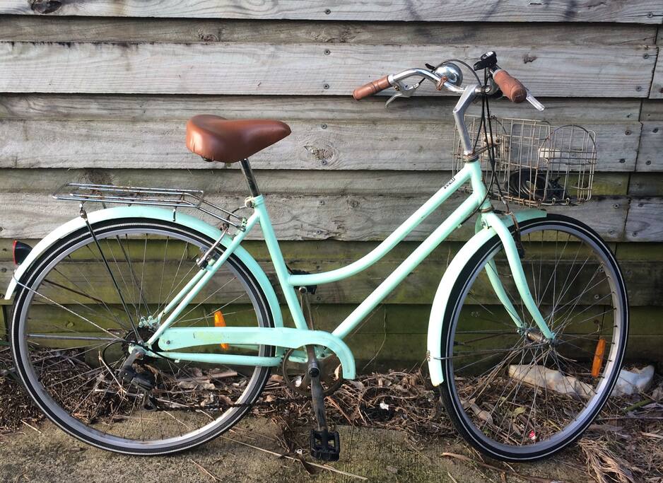 Two Free bikes - An easy 15-20 min ride into town. On the way you cycle past the cutest cafe called Folk Cafe, and Belongil Beach. Includes a bike lock.