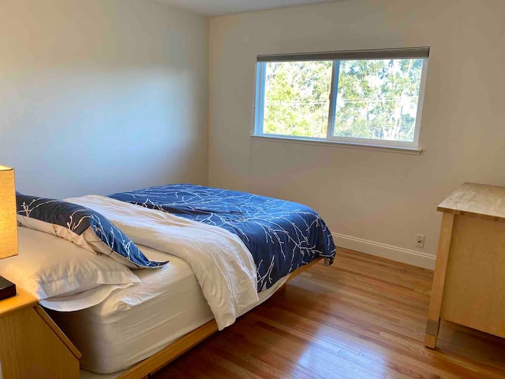 Dormitorio 2: cama doble/de tamaño completo y vestidor.