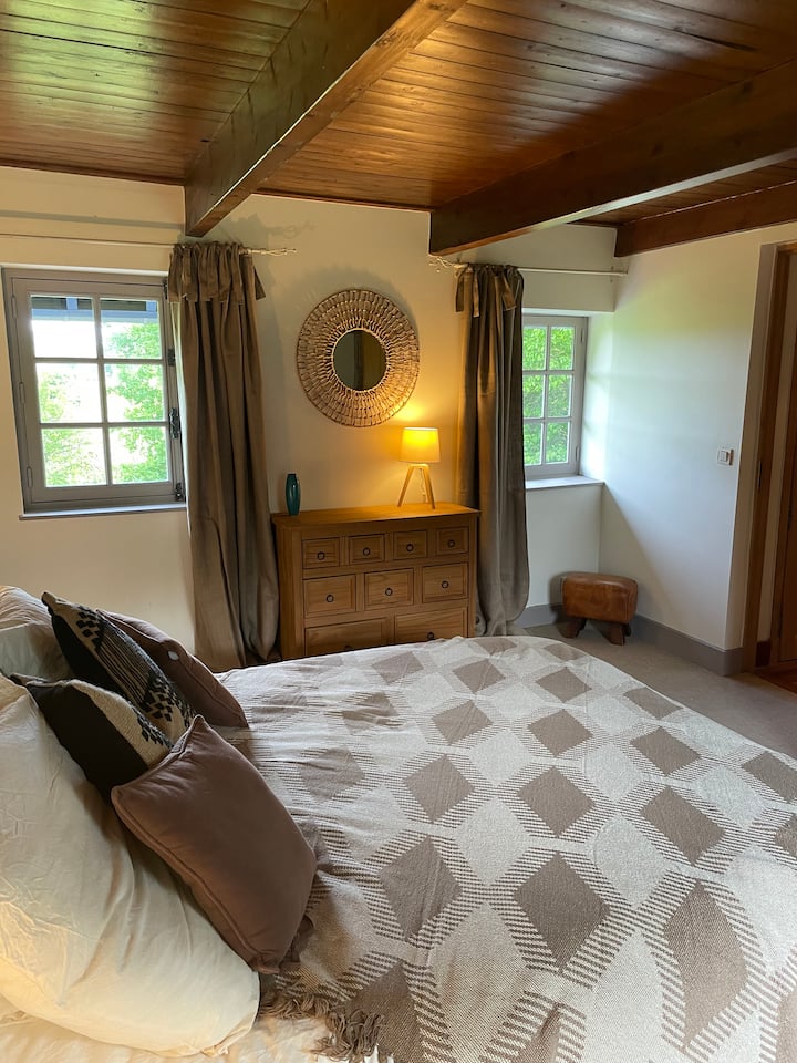 2º quarto na mansão com cama queen size e banheiro 