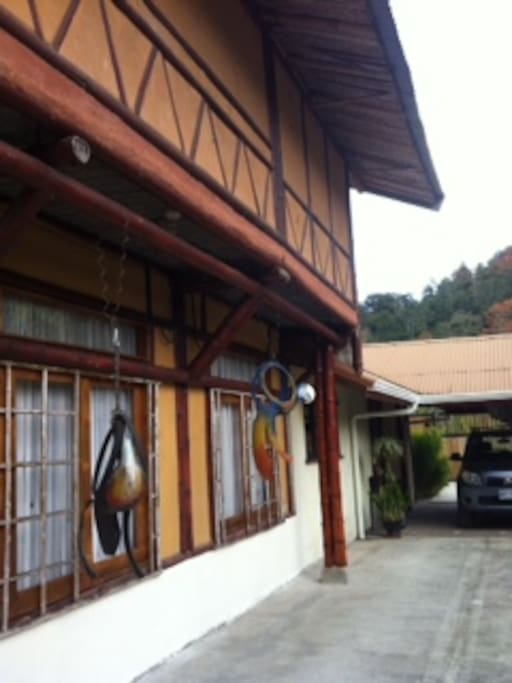 Casa de bambú dos pisos
