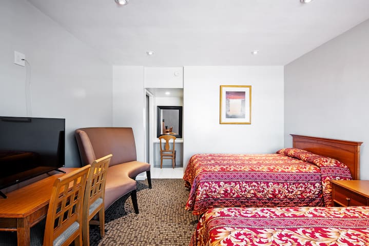 Double Queen Room LAX 204