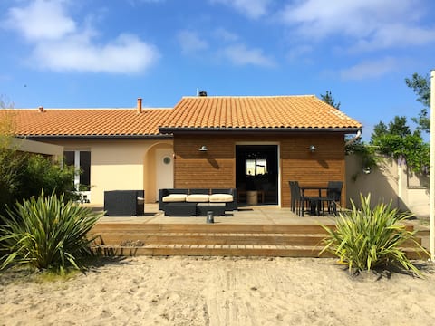 Charming house on the waterfront of Lake Carcans