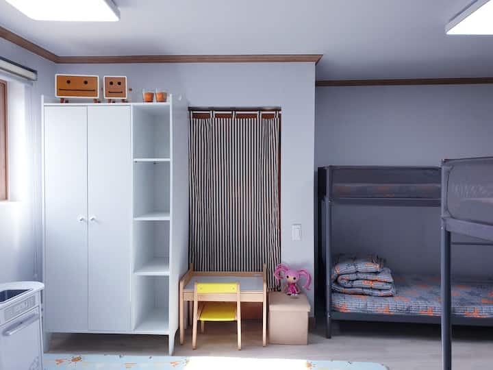 Ni eneo la watoto kuchezea na chumba cha kulala.
Pia tunatoa vitu vya kuchezea unapoomba!