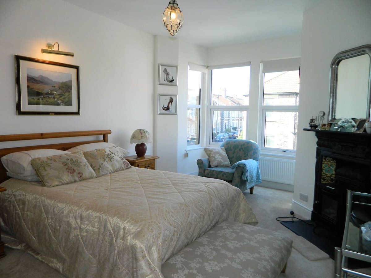 Hoofdslaapkamer met groot erkerraam