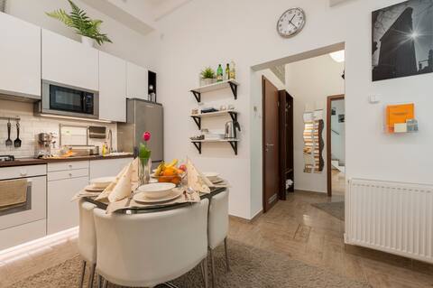 Brown & White Home⭐⭐⭐⭐⭐ by Zoltan