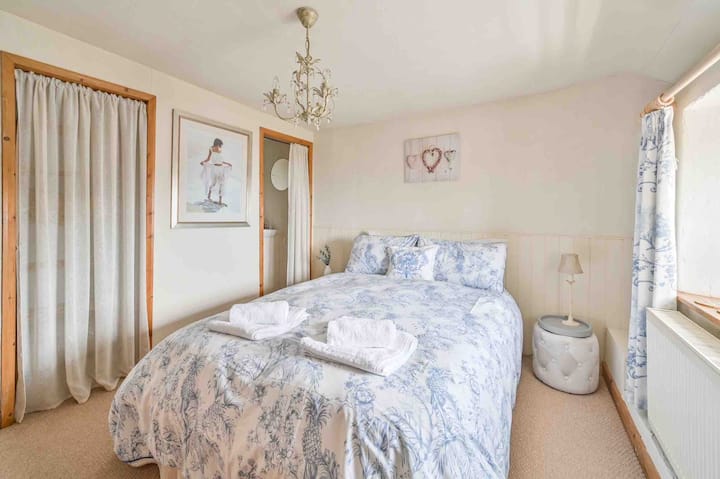 Chumba cha kulala cha watu wawili kilicho na bafu/sinki. WARDROBE .
 Maoni mazuri ya Bahari