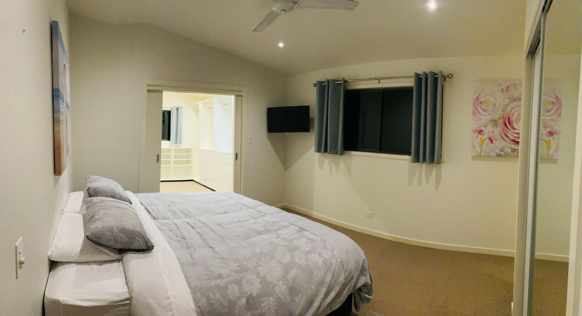 ตู้เสื้อผ้าขนาดใหญ่ที่เดินได้มากพอที่จะเก็บชุดหรือทักซิโด้สำหรับงานใหญ่ 