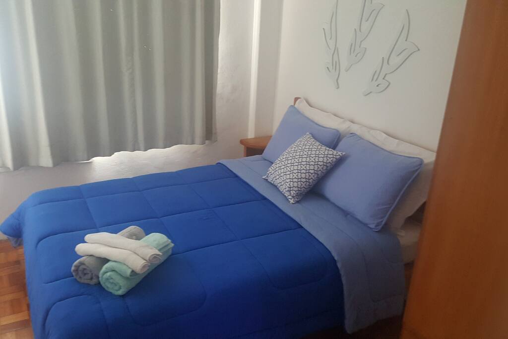Quarto com cama de casal e ar condicionado