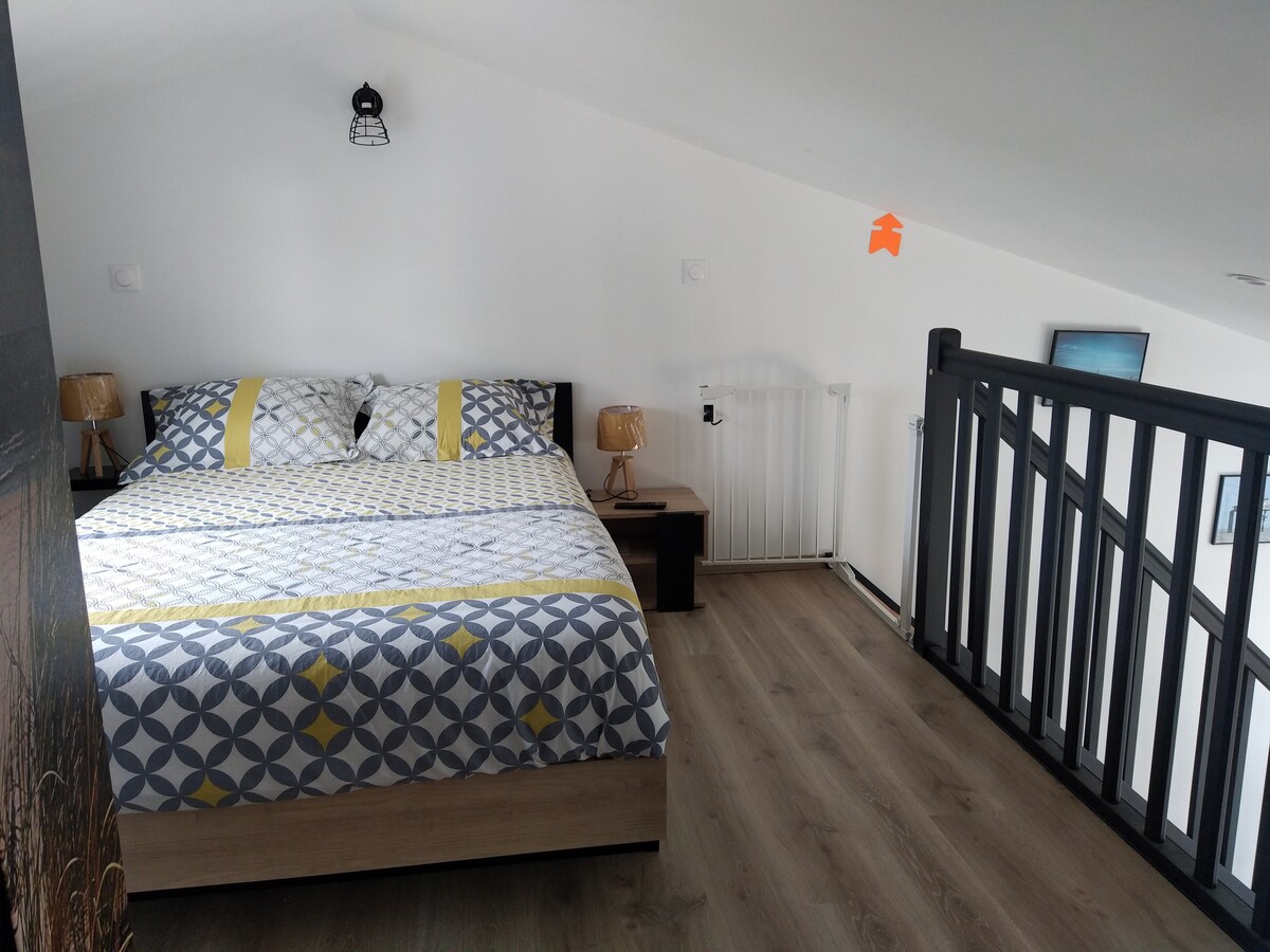 קומת ביניים עם מיטה אחת ל -2 אנשים עם טלוויזיה