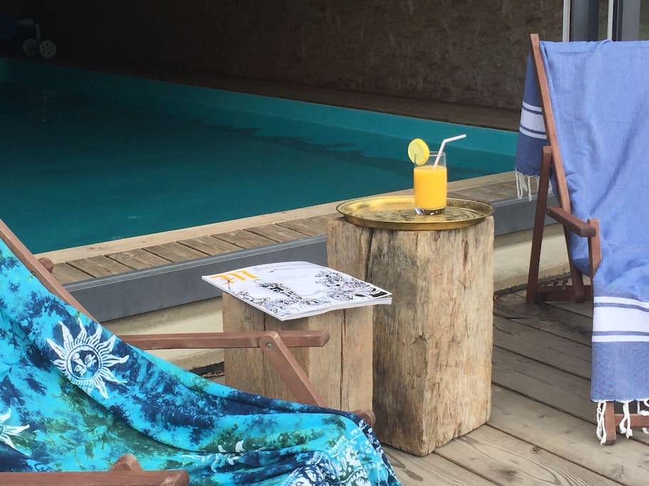 Lézarder sur la terrasse devant la piscine
