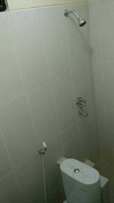 kamar mandi dalam dgn shower