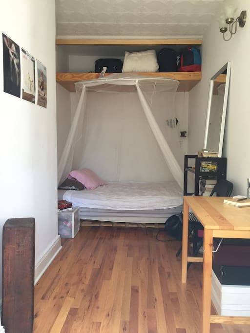 Bedroom, queen bed