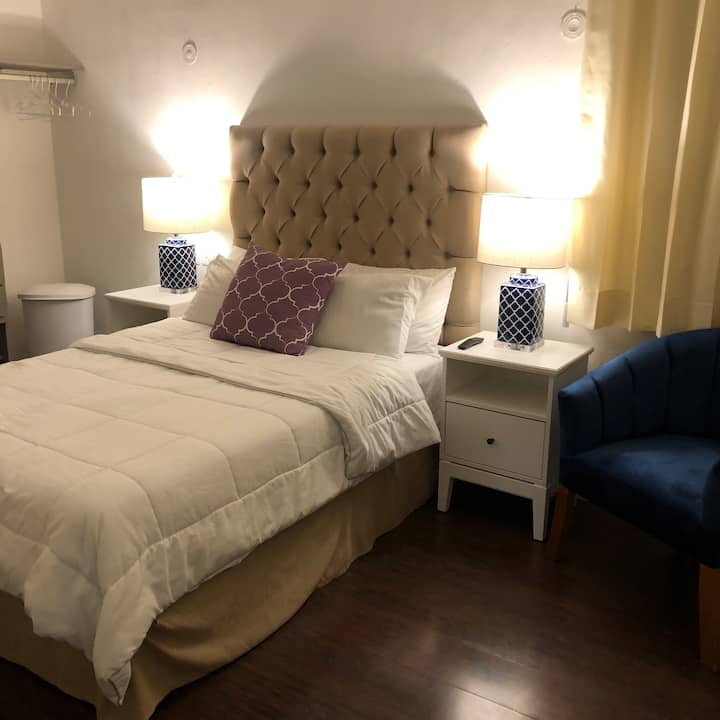 La recámara cuenta con cama matrimonial, aire acondicionado, ventilador de techo a control remoto, smart tv 42", closet y ganchos

