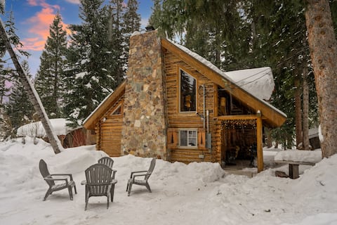 The Cozy Log Cabin, Walk to Brighton Ski Slopes!