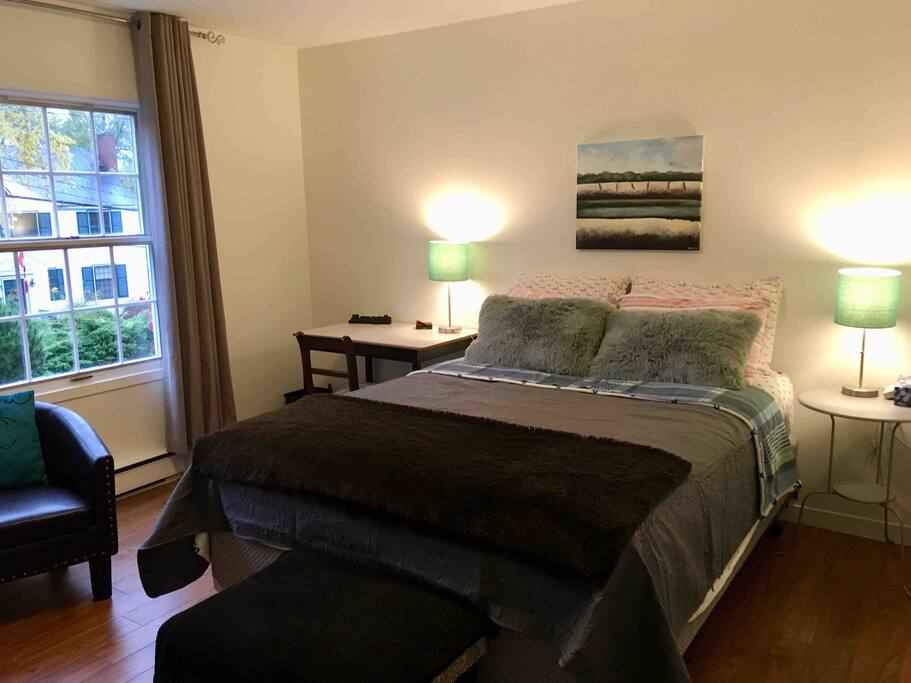 Cozy quiet room 1. Queen bed. Black-out curtains and desk, lamps. Strong Wifi but no TV. Bring your devices for viewing.