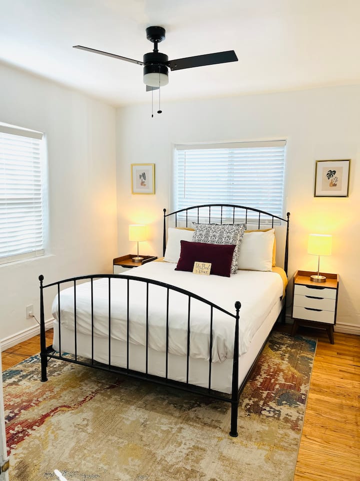 Спална соба бр. 2. Брачен кревет (широк 150-179 см), плакар 