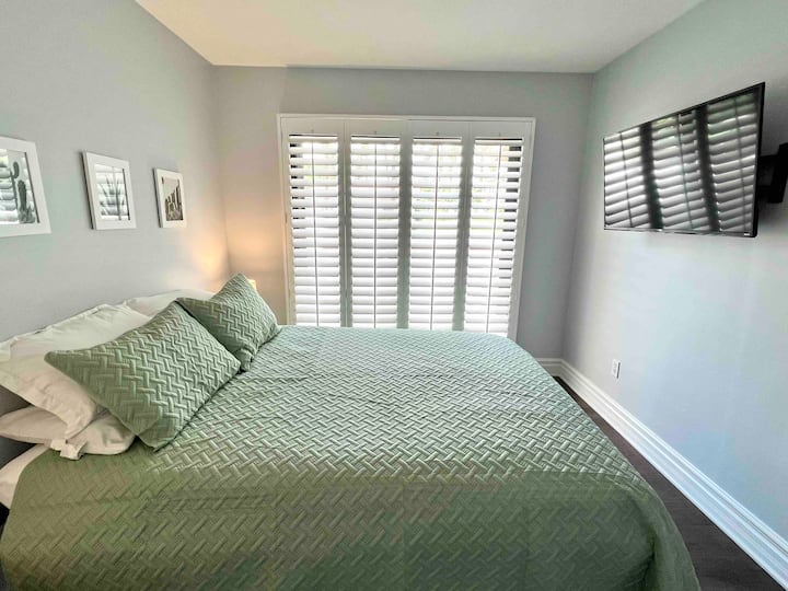 Spavaća soba br. 3 nalazi se uz dnevni boravak s izlazom na prednju terasu. Bračni krevet (160x200) s Roku TV-om od 43".