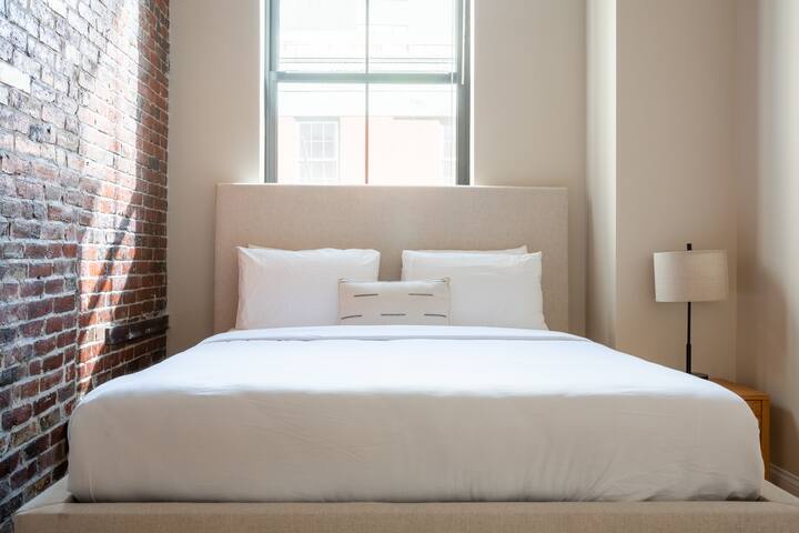 Beautiful 4br 2br | Downtown Xing | High Ceilings gallery image 2