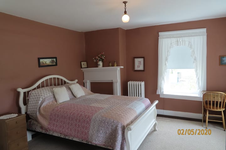 标准双人床，可欣赏前院和牧场的美景。