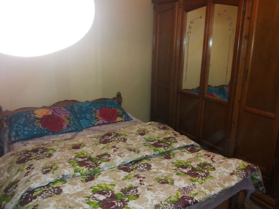 Chambre a un grand lit