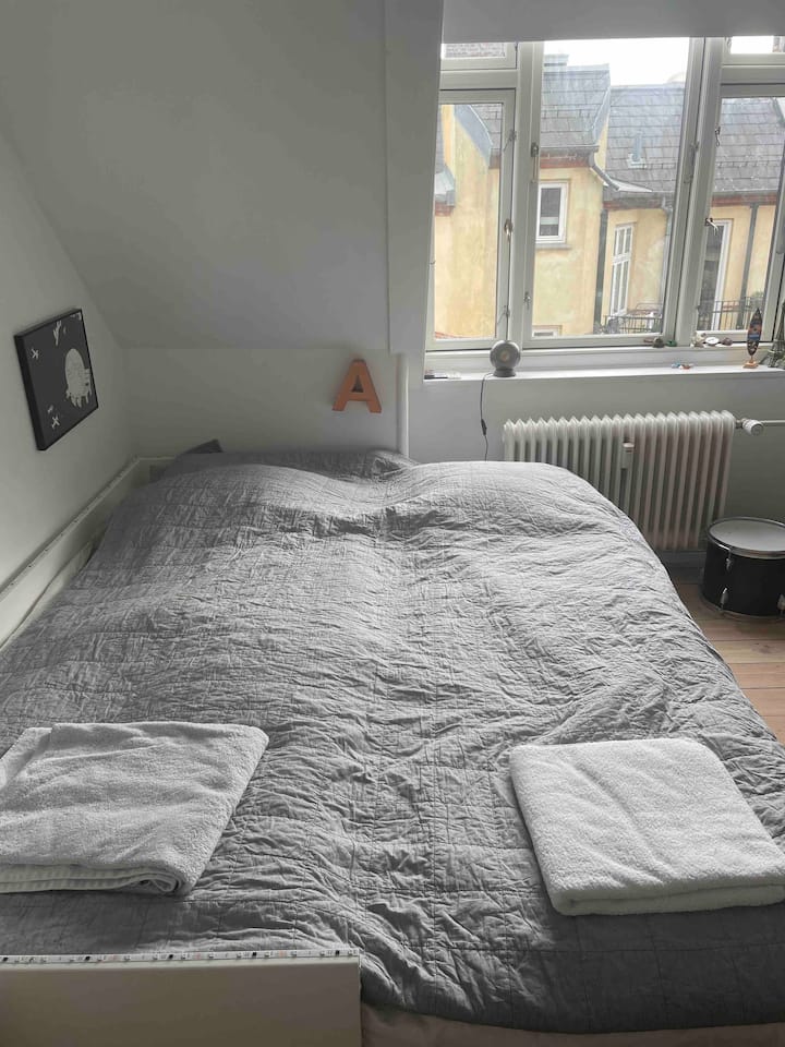 spálňa s manželskou posteľou