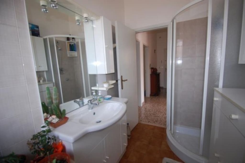 bagno e cabina doccia con massaggio