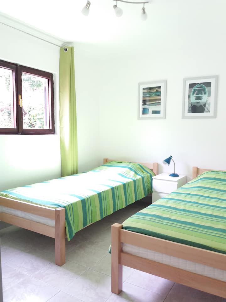 chumba cha kulala chenye vitanda2 vya mtu mmoja