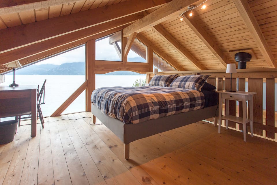 A waterfront cabin on Howe Sound, Squamish, British Columbia, Canada, photo 7 of 10