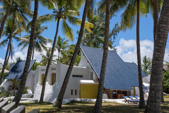 SHANGRILA - GREAT FAMILY HOME RIGHT ON THE BEACH