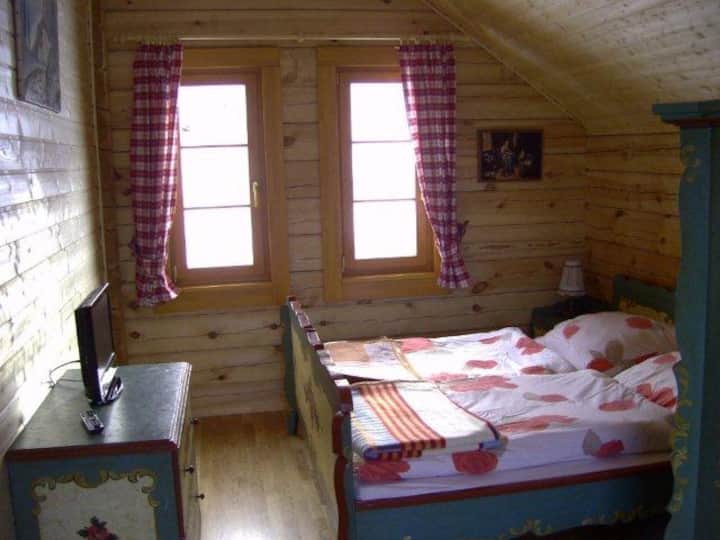 חדר שינה עם טלוויזיה, מרפסת ובקתת חימום אינפרא - אדום