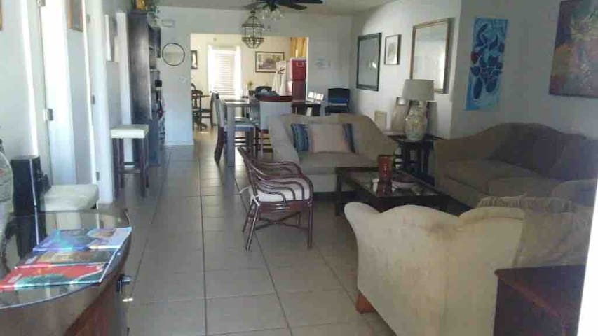 HOUSE WITH AMAZING KING BED 3-4 Miles to Beaches.