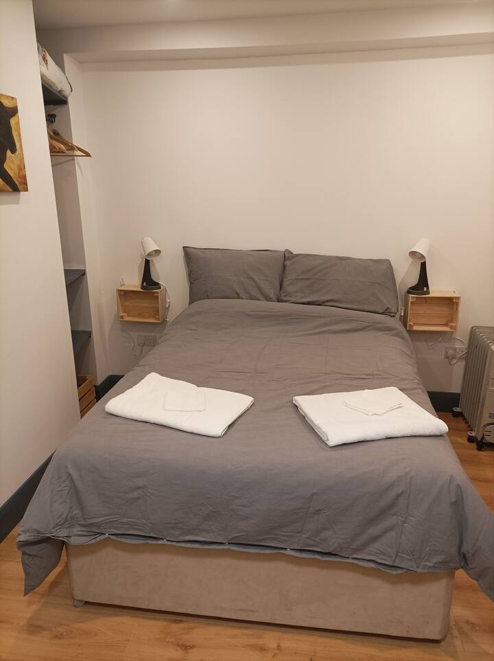 Dormitorio con baño privado