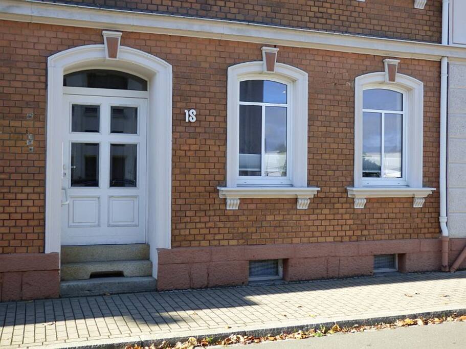 Zimmer befindet sich im EG. Die beiden Fenster neben der Haustüre.