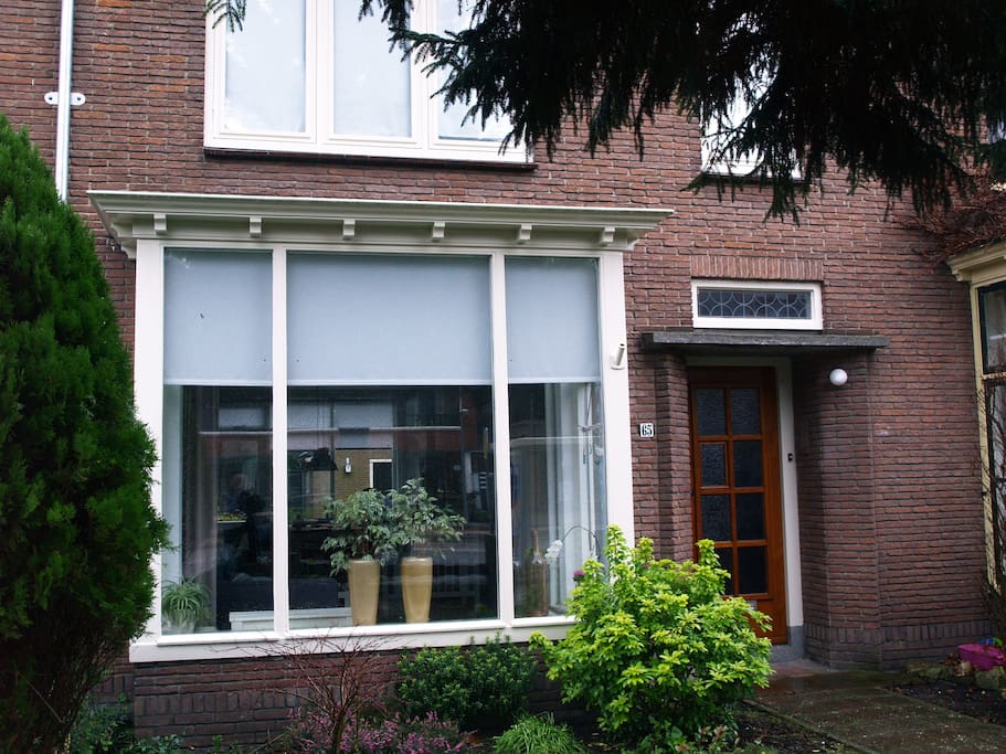 Een royale woning met een ideale ligging in de gezellige stad Alkmaar. Openbaar vervoer en het centrum op loopafstand.