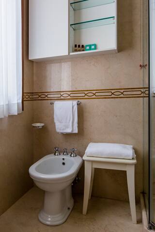 Luxury Apartment on the Grand Canal gallery image 3