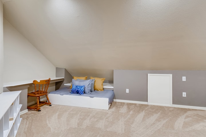 Ეს არის ჩვენი მაგარი სხვენის ოთახი. Ეს ძალიან მარტივია, თუმცა ტევადია თქვენი ყველა აქტივობისთვის. Აქ შეგიძლიათ დაამატოთ გასაბერი ლეიბი. 
Მასში არის ორადგილიანი საწოლი და პატარა სამუშაო მაგიდა ბავშვებისთვის. Იდეალურია სახლისთვის! 