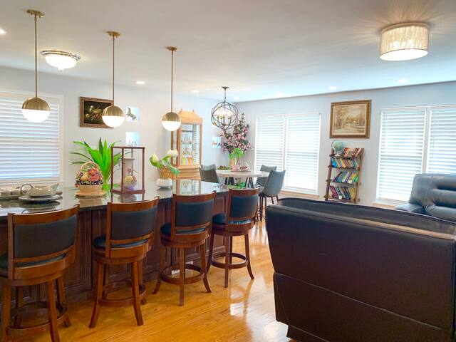 Luxury House 6bed/2.5bath/2parking close to lake gallery image 4