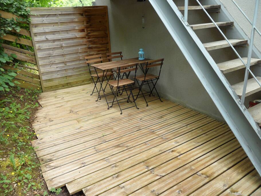 Terrasse avec table et chaises pour 4 personnes. Équipée en saison d'un barbecue à charbon.
Pas de jardin.