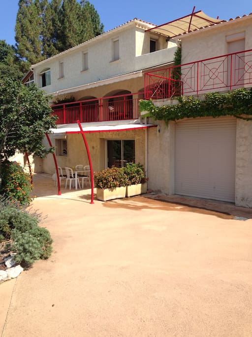 Terrasse de l'appartement et porte du garage adjacent