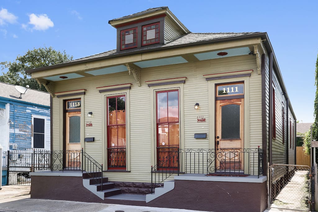 Side viewing of Historic 1111 Louisa St.