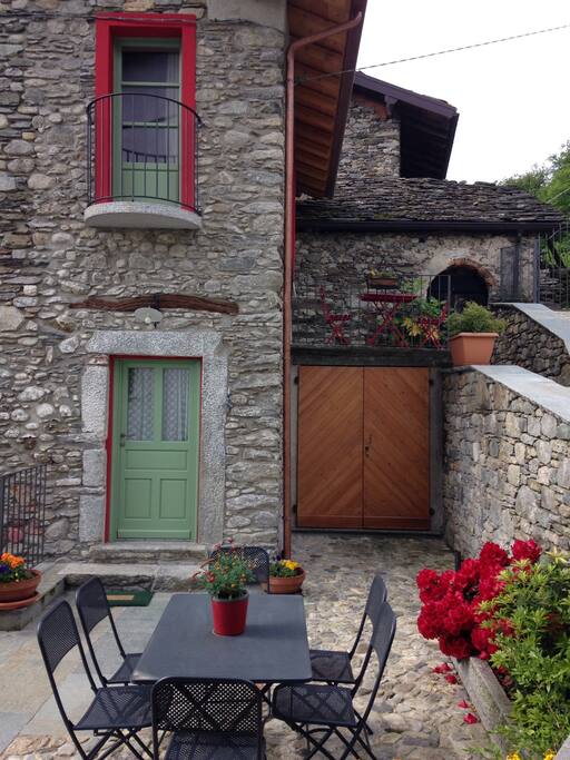 ingresso e portone locale lavanderia,caldaia