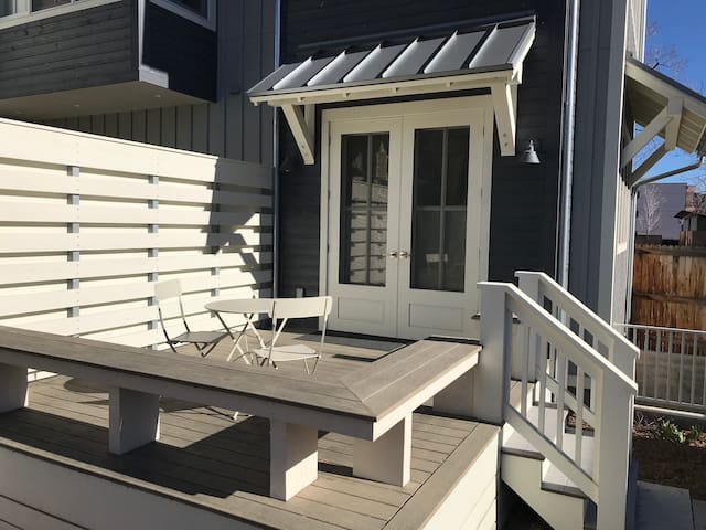 Charming Private Guest Suite by Downtown, Hiking